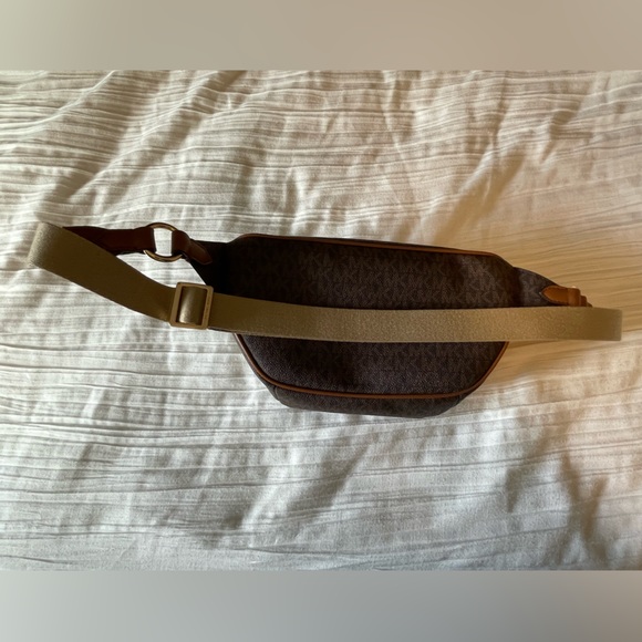 LIKE NEW!! Michael Kors crossbody Fanny pack. Only worn a handful of times. - Picture 4 of 12